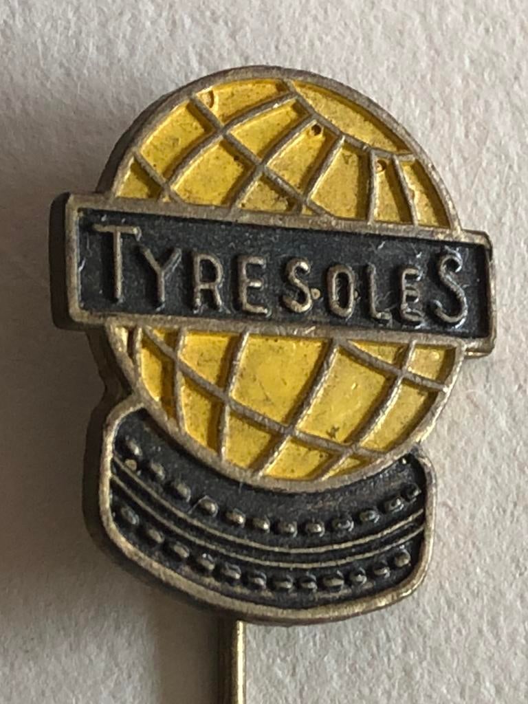 Vintage speldje / pin #1 Tyresoles, fabrikant autobanden., Ophalen of Verzenden, Gebruikt, Merk, Speldje of Pin