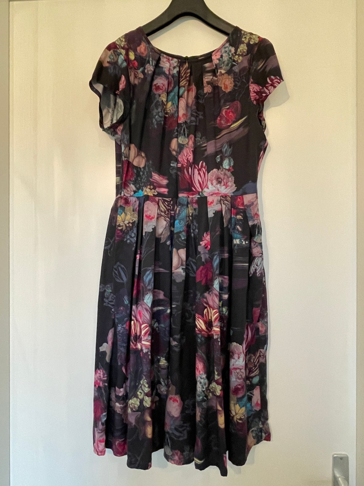 Dames jurk bruin met bloemen motief, Bruin, Maat 42/44 (L), Ophalen of Verzenden, Knielengte