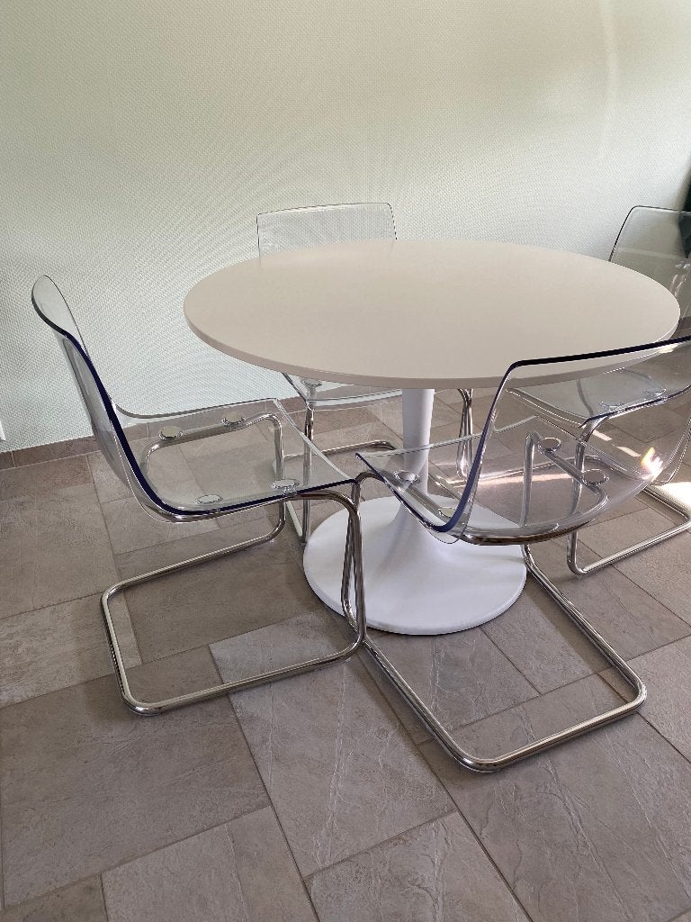 Witte tafel en bijpassende IKEA stoelen, Ophalen, 100 tot 150 cm, Rond, 50 tot 100 cm