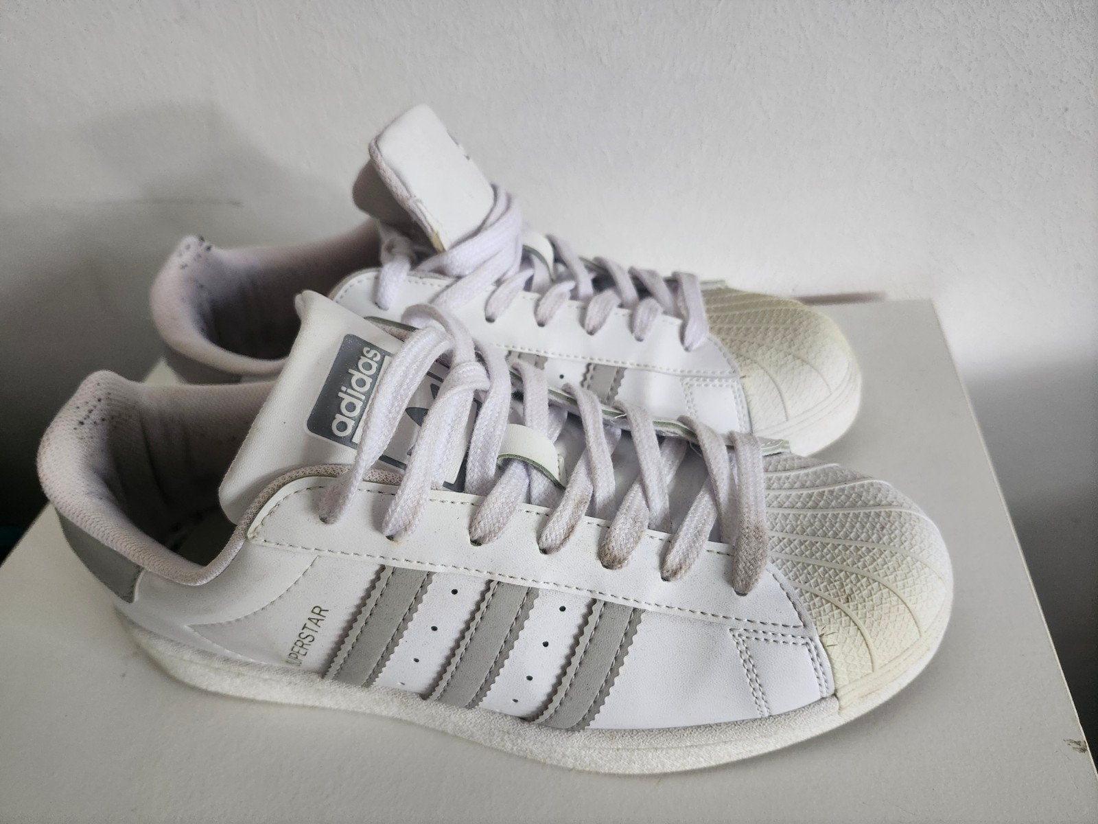 Adidas Superstar sneakers wit/grijs - Maat 41 1/3, Kleding | Dames, Schoenen, Ophalen, Adidas, Wit, Sneakers of Gympen