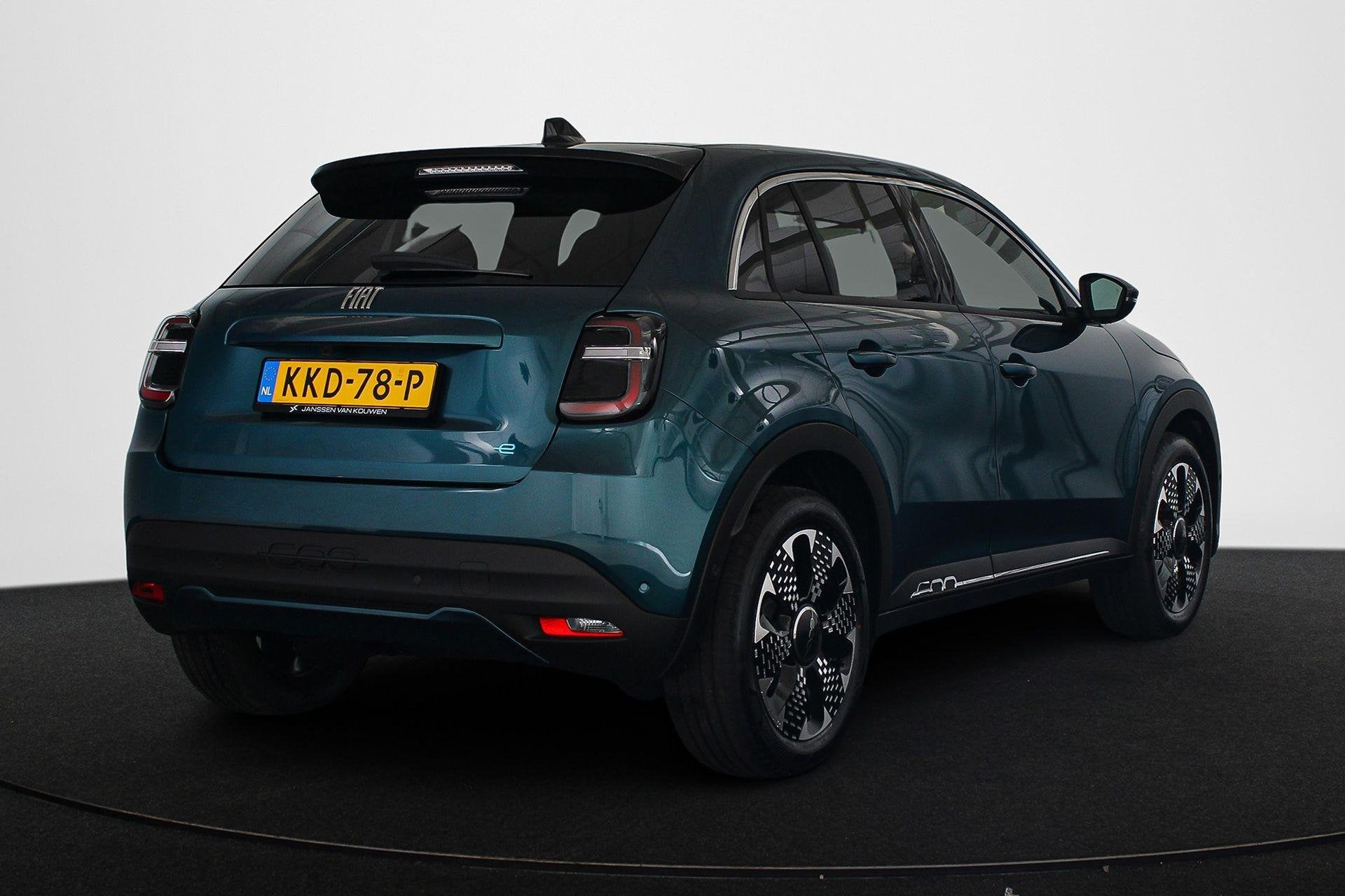 Fiat 600e La Prima 54 kWh Stoelverwarming Massage 360-Camera, Auto's, Fiat, Stof, Gebruikt, 156 pk, Blauw
