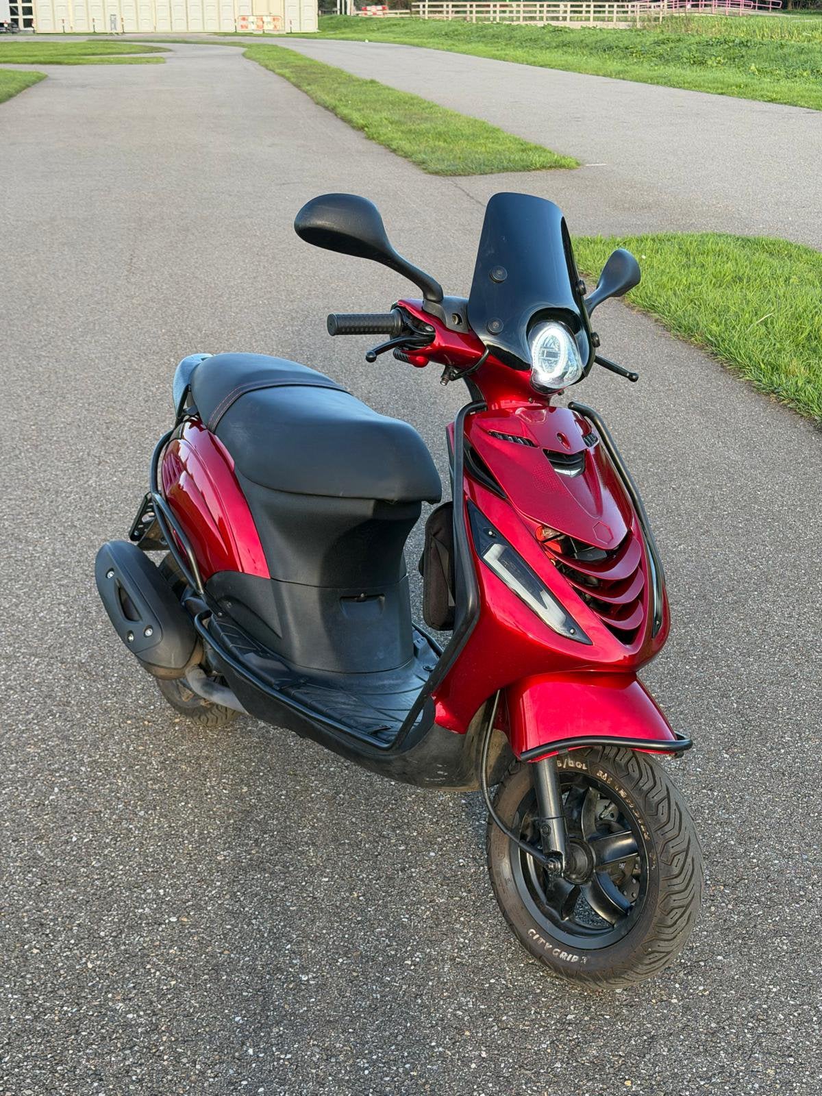 Piaggio Zip IGET Candy Red (euro 5/brom scooter), Ophalen, Zo goed als nieuw, Benzine, Zip