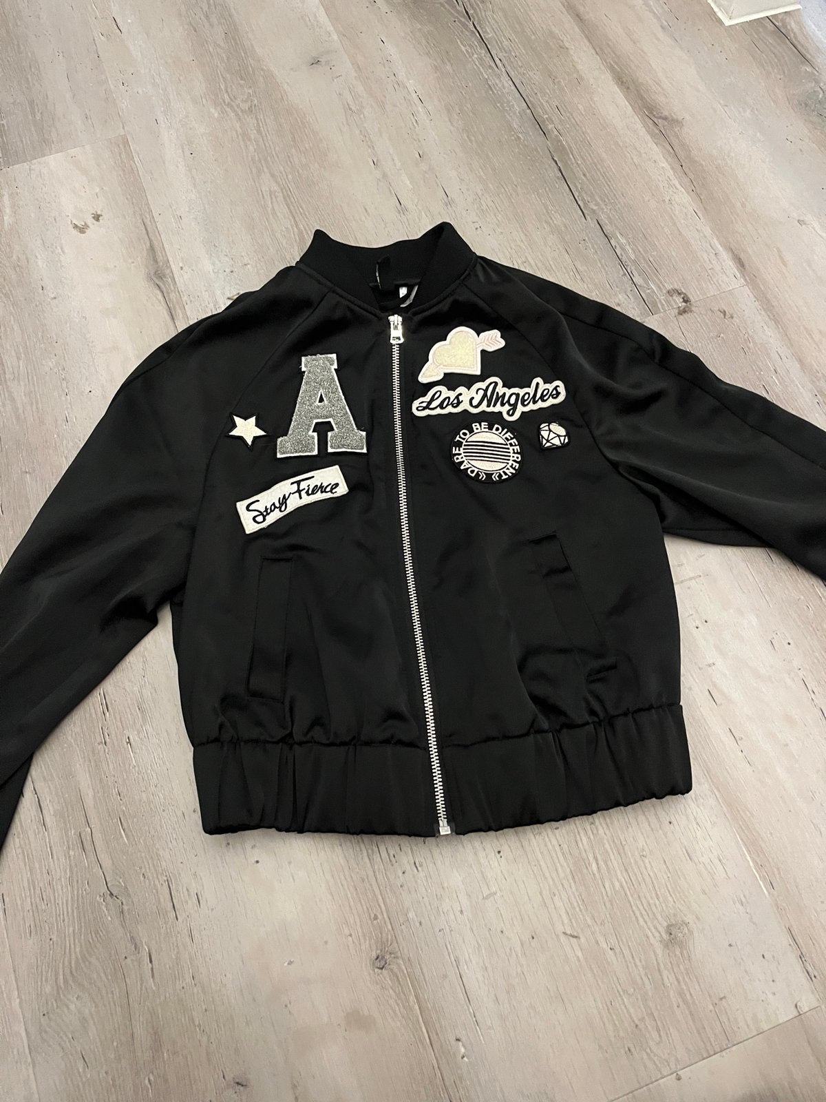 Zwart bomberjack met patches - Divided by H&M, Ophalen of Verzenden, Zo goed als nieuw, Maat 34 (XS) of kleiner, Zwart