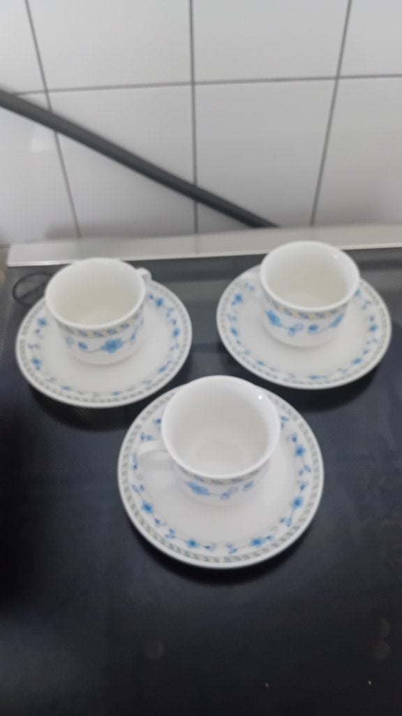Vintage servies – 4 borden + 3 kopjes met schotels ., Ophalen, Gebruikt, Vintage, Bord(en)