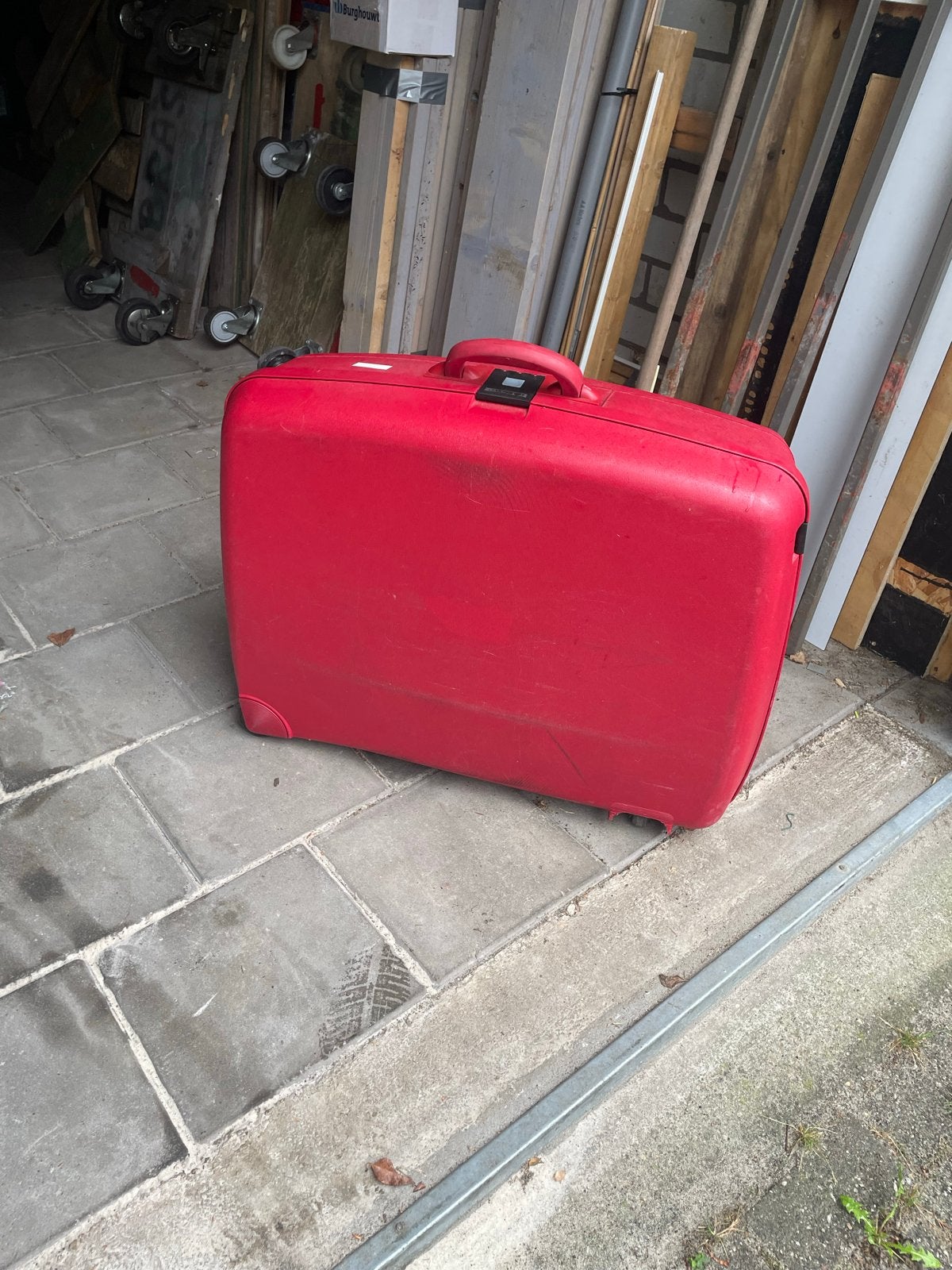2 grote Delsey koffers - rood en blauw, 30 cm of meer, Gebruikt, Ophalen of Verzenden, 60 tot 80 cm