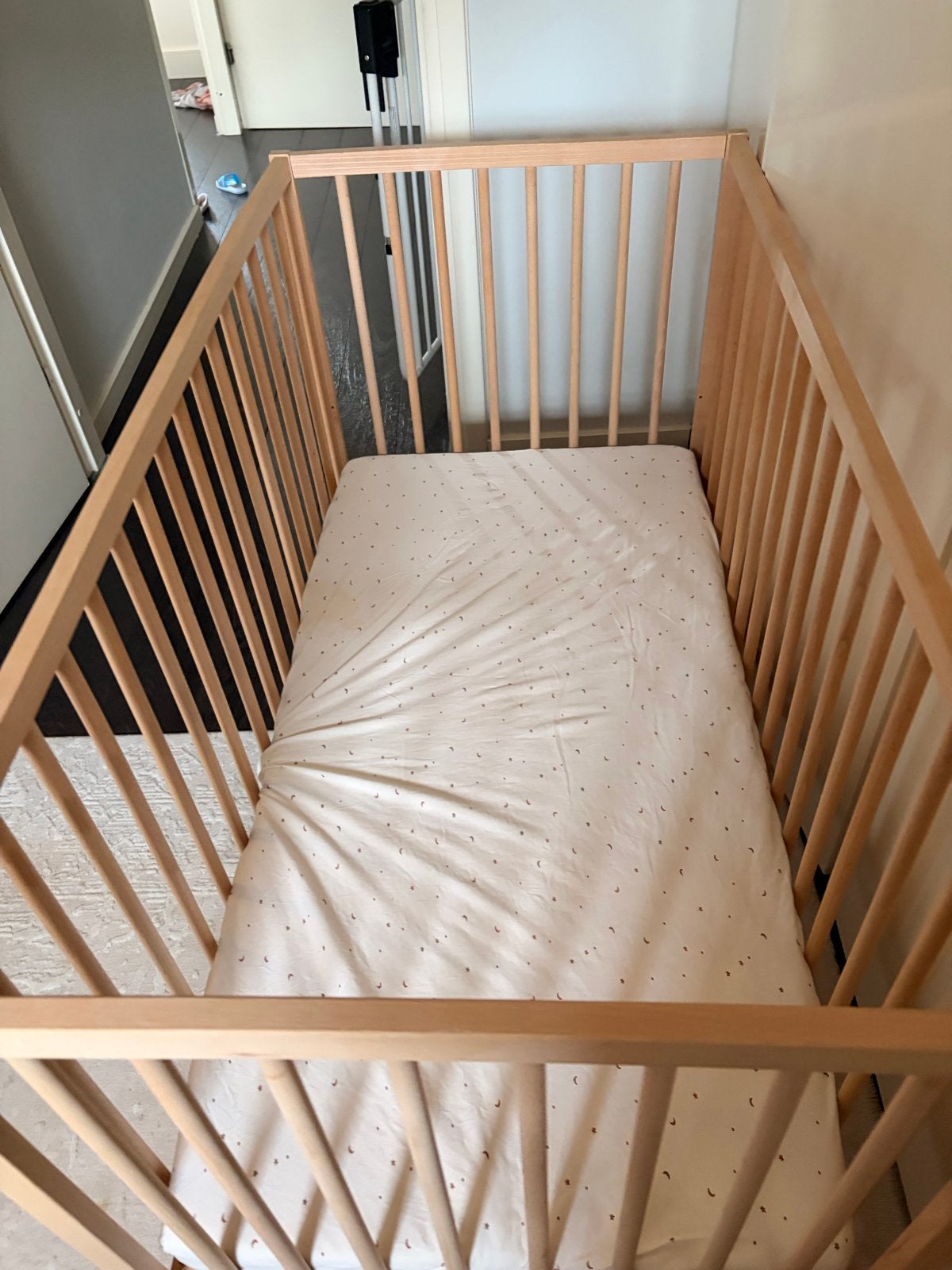 Houten babybedje met matras (ikea), Ophalen, Zo goed als nieuw, Minder dan 140 cm, Matras