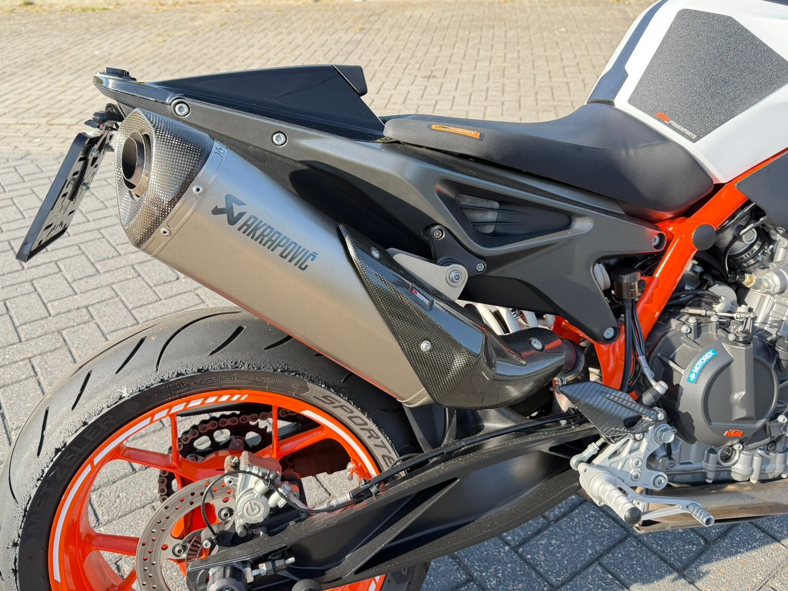 KTM Duke 890R - Powerparts, Akrapovic, Cruise Control & meer, 2 cilinders, 899 cc, Motorrijbewijs A, Gebruikt