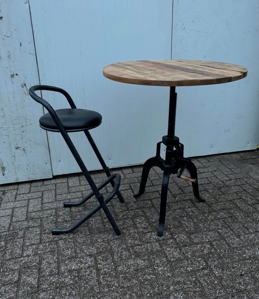 Twee verstelbare hangtafels / eettafels, Ophalen, In hoogte verstelbaar, Gebruikt