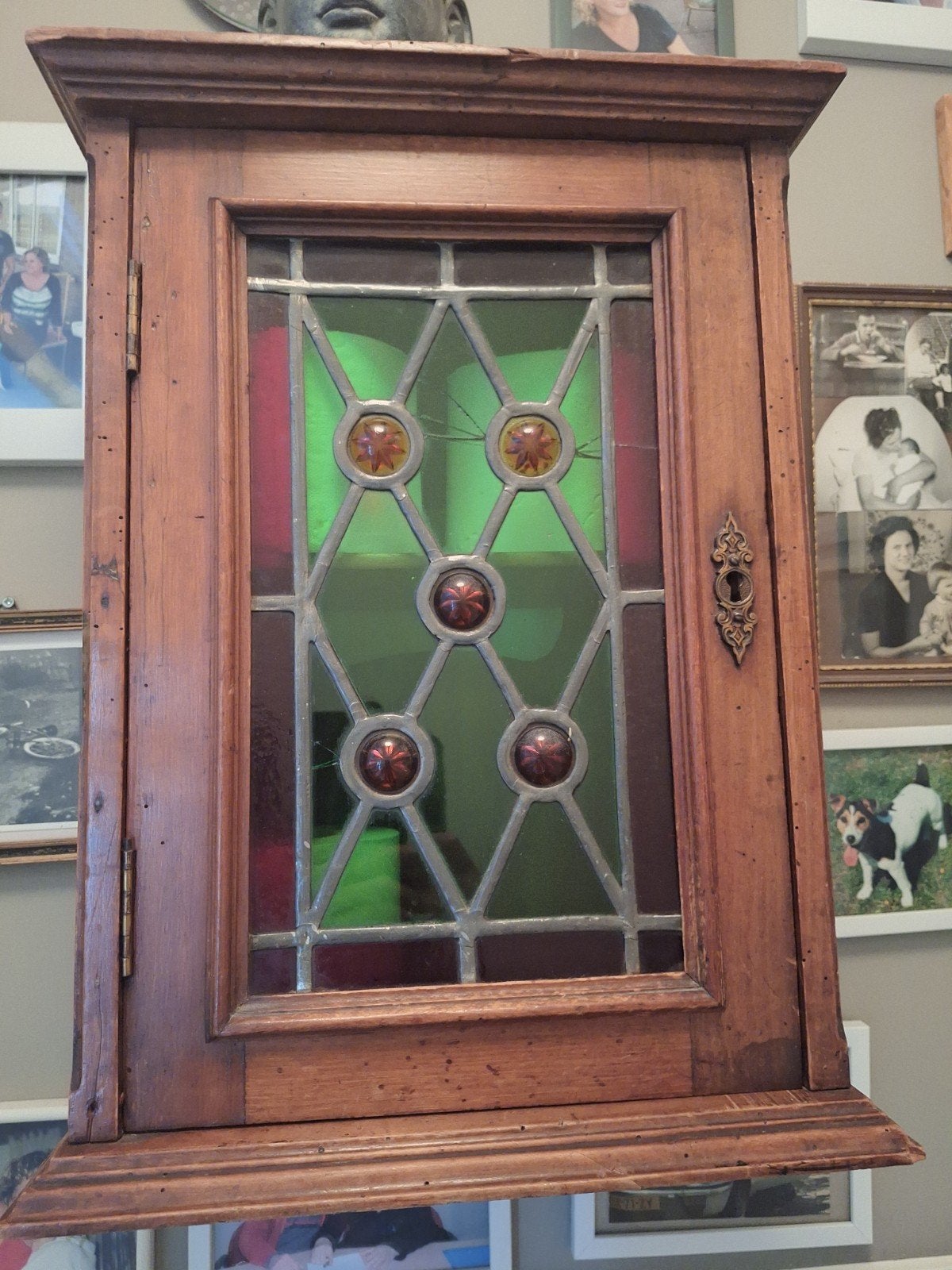 Oud houten wandkastje met o.a rood glas in lood., Antiek en Kunst, Antiek | Meubels | Kasten, Ophalen