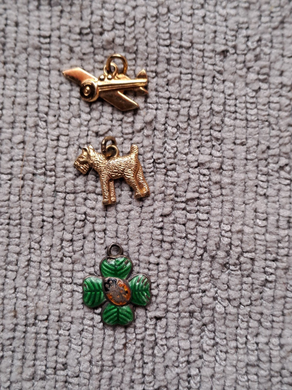 Set van 3 vintage bedels: vliegtuig, hond, klavertje vier, 4 bedels of meer, Ophalen of Verzenden, Overige materialen, Overige merken