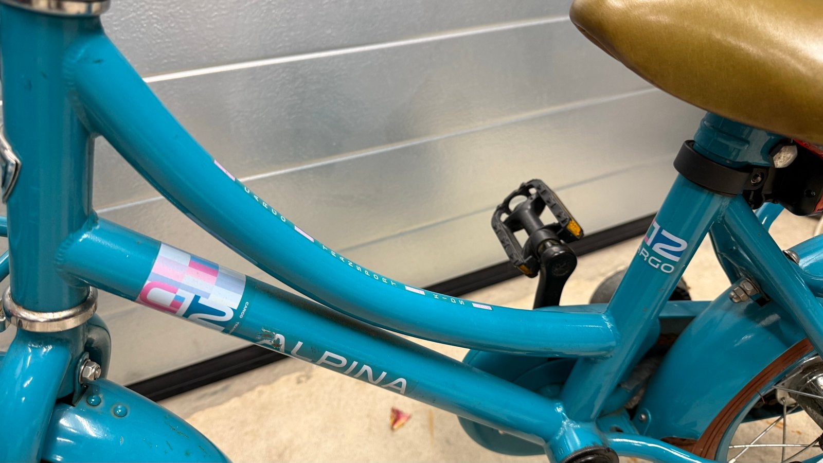 Alpina kinderfiets 12 inch met zijwieltjes en 3-wieler, Ophalen, Zijwieltjes, Gebruikt, Velgrem