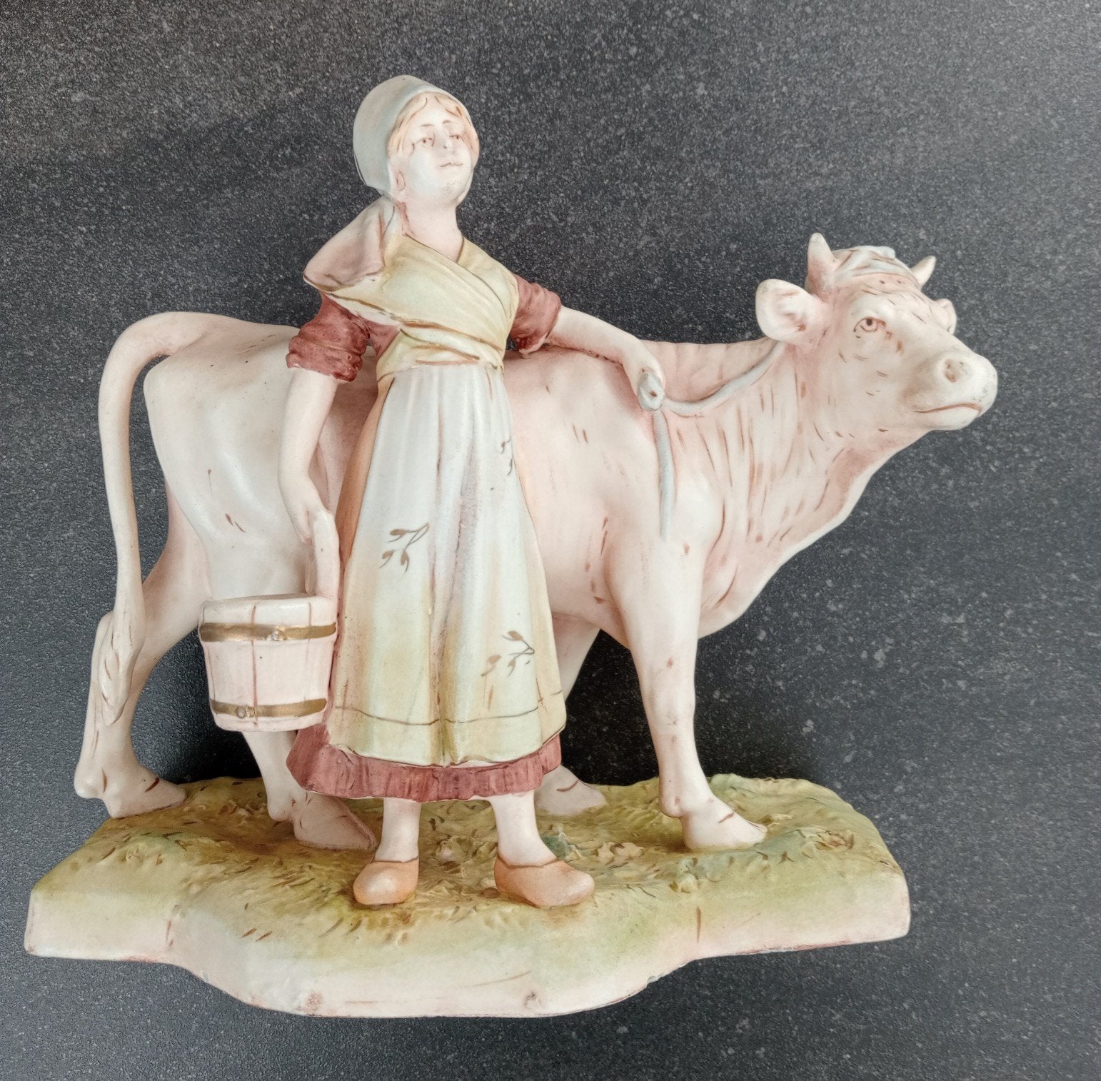 Royal Dux: melkmeisje met koe, Antiek en Kunst, Ophalen of Verzenden