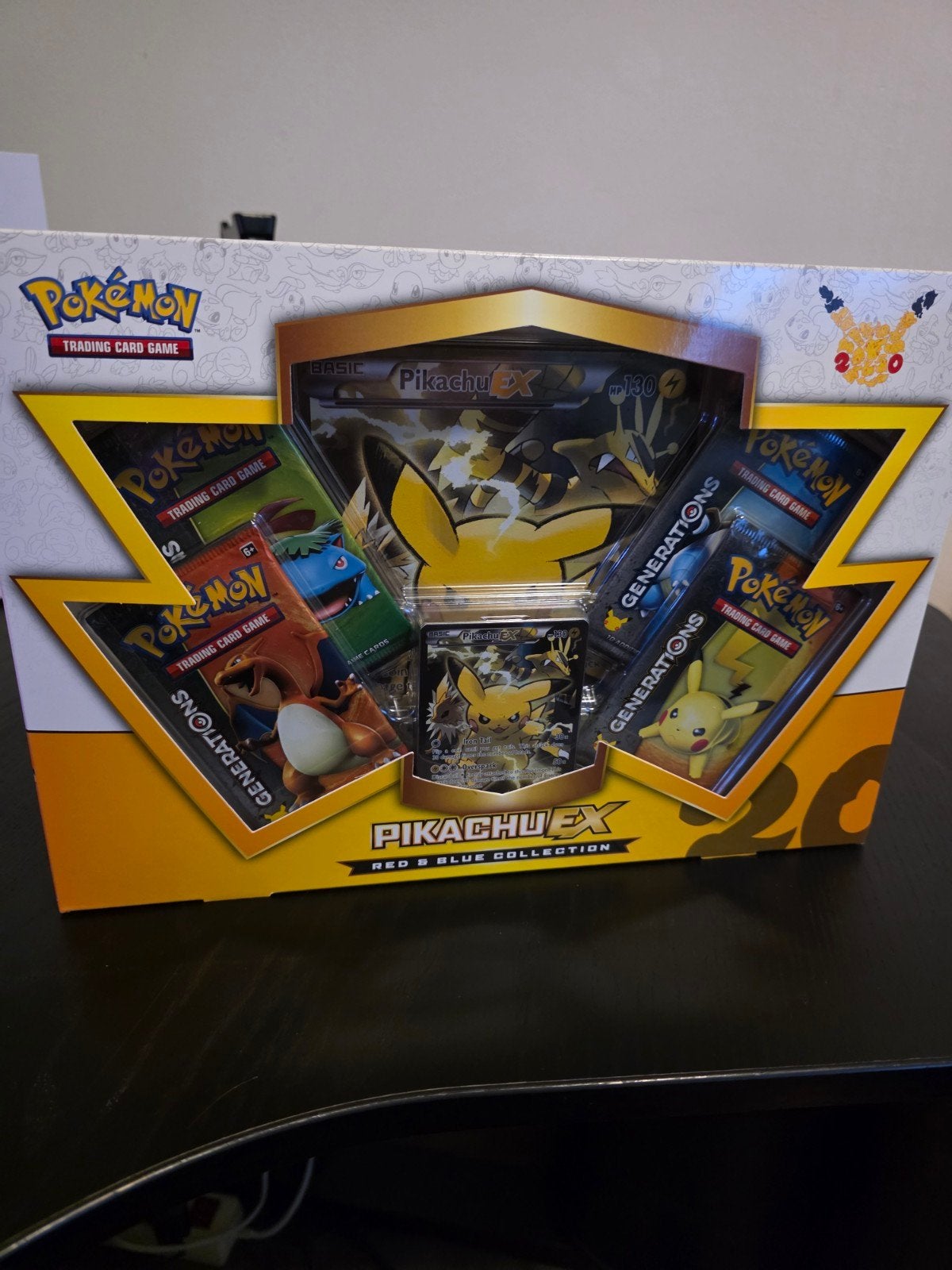 Pikachu Ex Red & Blue 20th Anniversary Collection Box Sealed, Ophalen of Verzenden, Zo goed als nieuw, Boosterbox, Foil