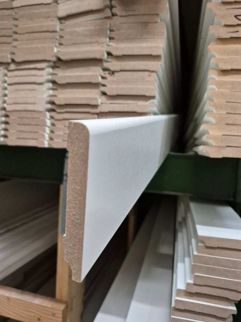 12x90mm plint afgerond 240cm lang 9010 gegrond AANBIEDING!