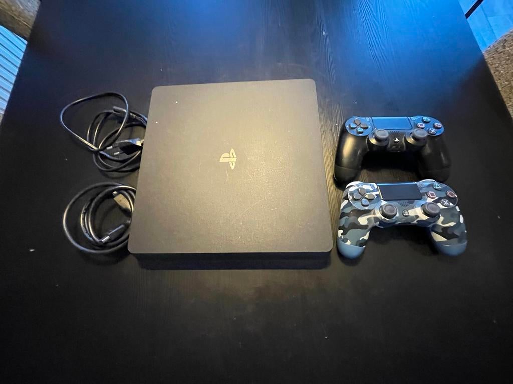 PS4 met 2 controllers en kabels, Spelcomputers en Games, Spelcomputers | Sony PlayStation 4, Gebruikt, Original, 500 GB, Met 2 controllers