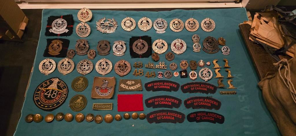 Complete 48th Highlanders of Canada badges verzameling, Verzamelen, Militaria | Tweede Wereldoorlog, Ophalen of Verzenden, Embleem of Badge