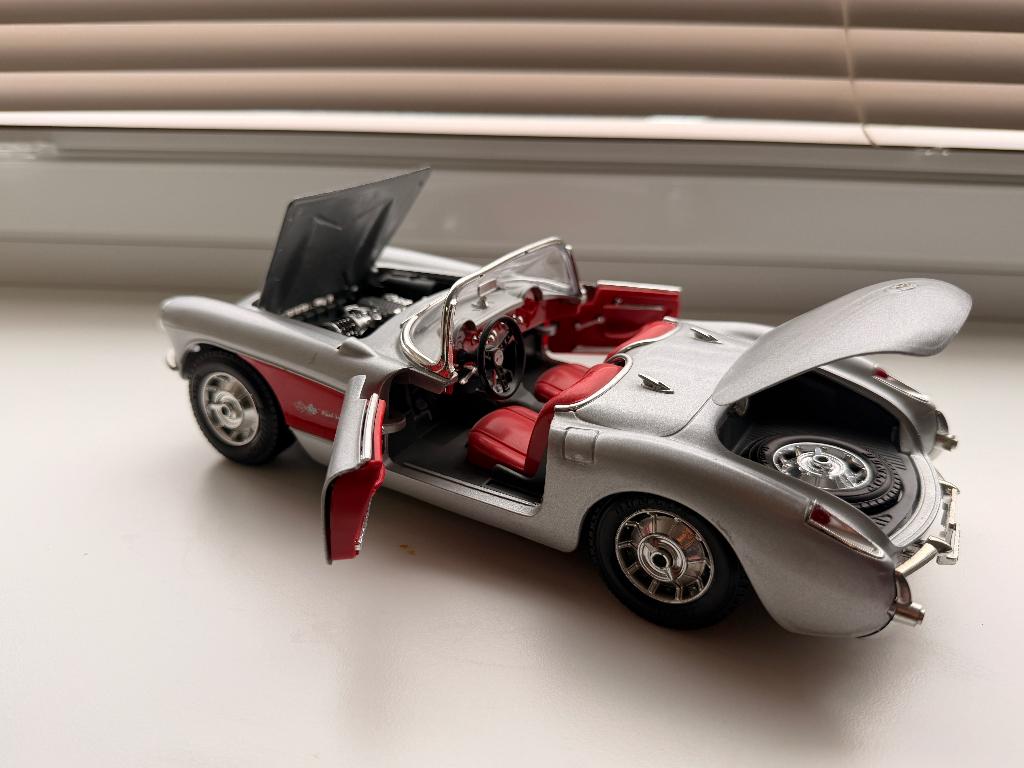 Bburago Chevrolet Corvette 1957 Grijs schaal 1:18, Ophalen, Zo goed als nieuw, Auto, Bburago