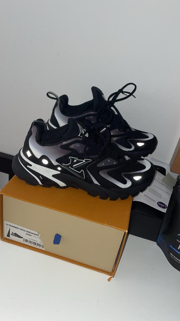 Louis Vuitton Schoenen - Nieuwstaat!, Ophalen of Verzenden, Zo goed als nieuw, Zwart, Sneakers of Gympen