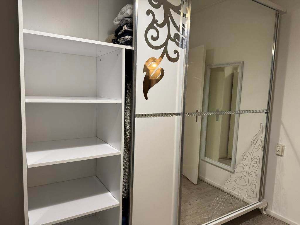 Mooie witte kledingkast met spiegeldeuren, Kunststof, 100 tot 150 cm, Ophalen of Verzenden, Zo goed als nieuw