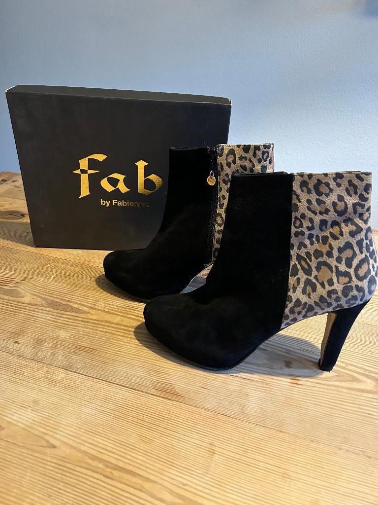 Enkellaarsje (suede, zwart met panterprint), Zwart, Lage of Enkellaarzen, Ophalen of Verzenden, Zo goed als nieuw
