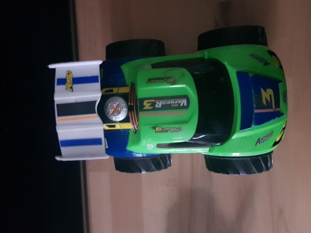 Bestuurbare auto van Nikon, Hobby en Vrije tijd, Modelbouw | Radiografisch | Auto's, Ophalen, Overige schalen, Auto offroad