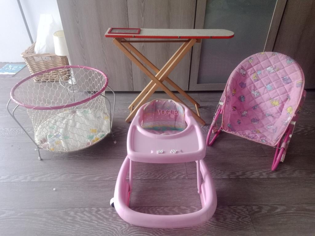 Poppen uitzet: strijkplank, loopstoel & wipstoel, Kinderen en Baby's, Speelgoed | Poppen, Ophalen of Verzenden, Gebruikt, Overige typen