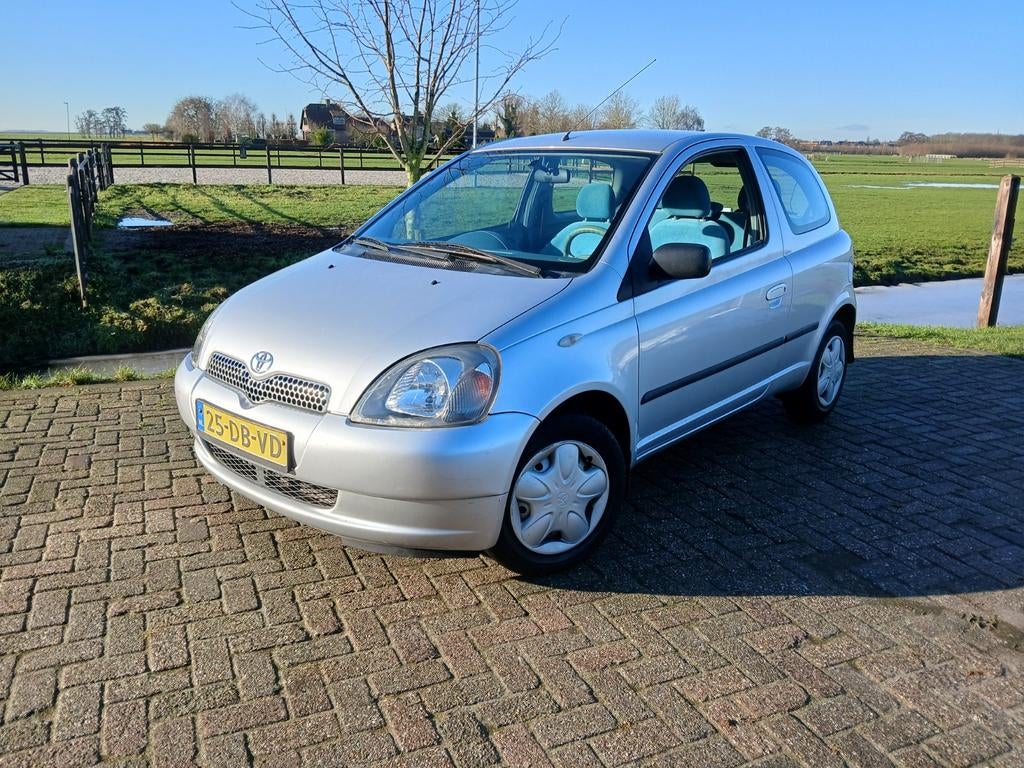 Prijs verlaagd! Zo meenemen Toyota Yaris 1.0 16V Vvti 3DR, Auto's, Voorwielaandrijving, 4 cilinders, 400 kg, 68 pk