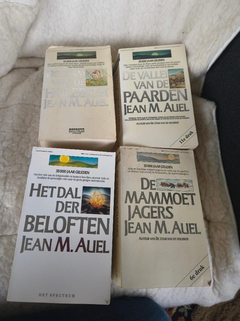 Serie de aardkinderen stam van de holenbeer, Ophalen of Verzenden, Zo goed als nieuw, Jean M. Auel