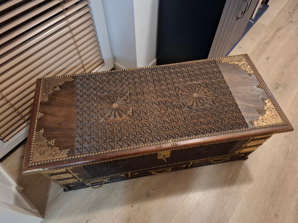 Koloniale Indonesische kist met messing beslag, Antiek en Kunst, Ophalen of Verzenden