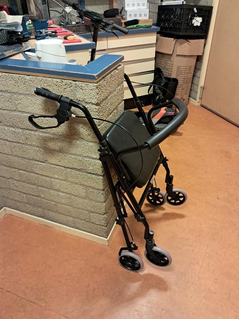 Foto 4 van Rollator, minder dan 1 maand gebruikt.
