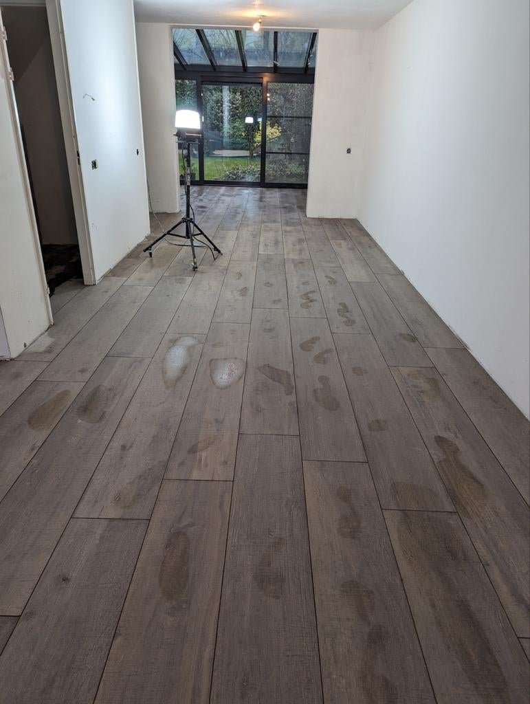 Tegelzetter aangeboden/Tiler available