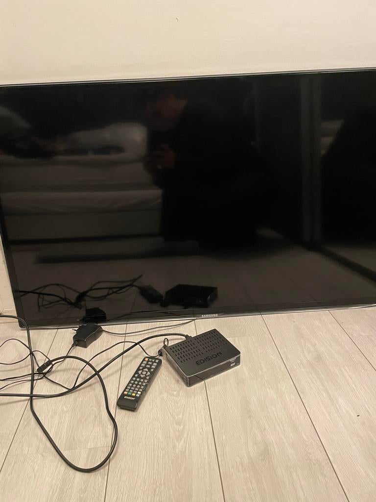 TV in zeer goede staat + TV box en schotelantenne, Audio, Tv en Foto, Televisies, Ophalen, LED, 50 Hz, Zo goed als nieuw