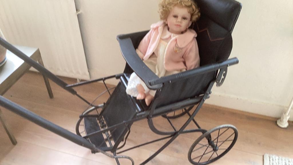 Antieke poppenwagen met pop, Ophalen of Verzenden