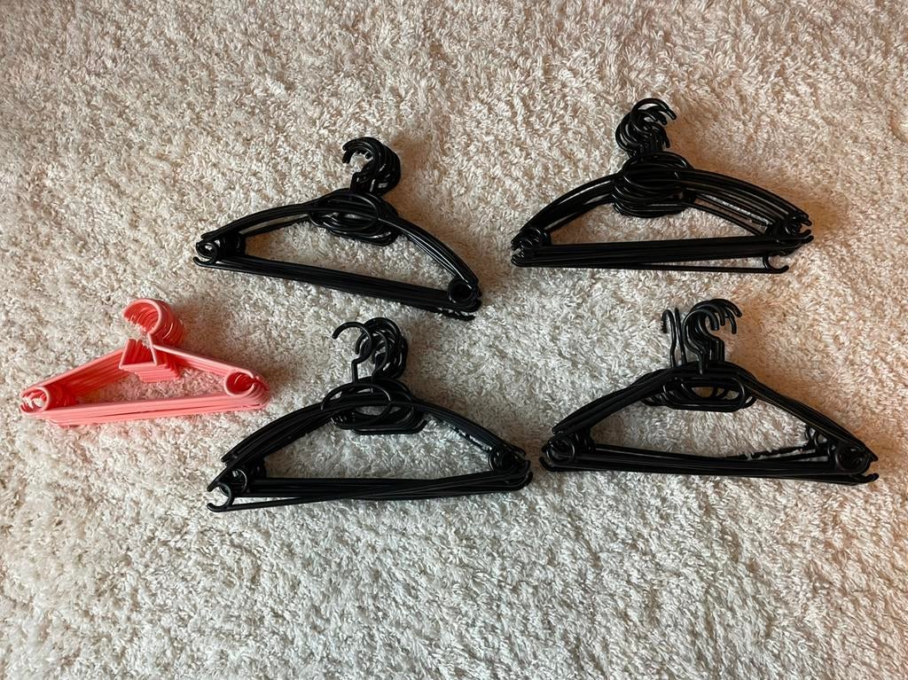 40 zwarte kledinghangers en 15 kinderkleding, Ophalen, Zo goed als nieuw, Kinderen en Volwassenen