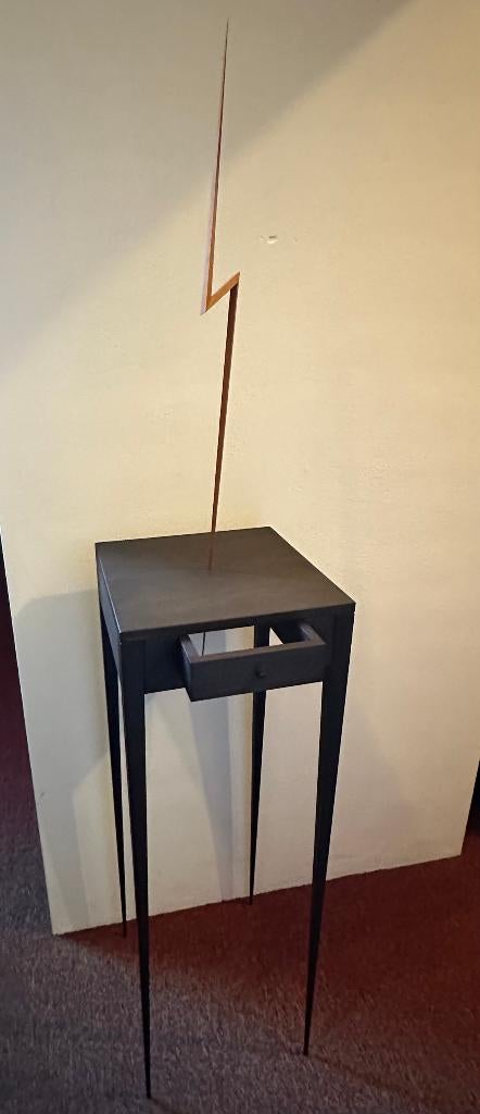 Klein houten tafeltje (kunst / design), Ophalen