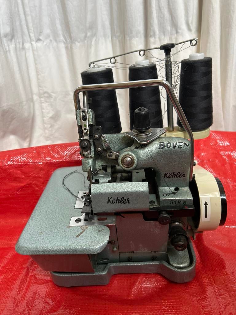 Industriële lockmachine Köhler 81K6, Hobby en Vrije tijd, Naaimachines en Toebehoren, Gebruikt, Lockmachine, Overige merken, Industrieel