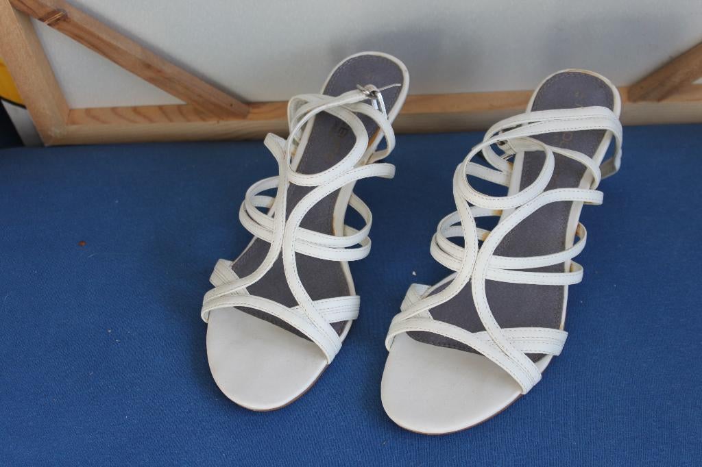 witte dames schoen maat 41, Kleding | Dames, Schoenen, Pumps, Wit, Ophalen of Verzenden, Zo goed als nieuw