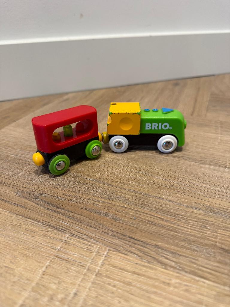 Heel goed Brio houten trein elektrisch 33705 + wagon 33708, Ophalen of Verzenden, Zo goed als nieuw