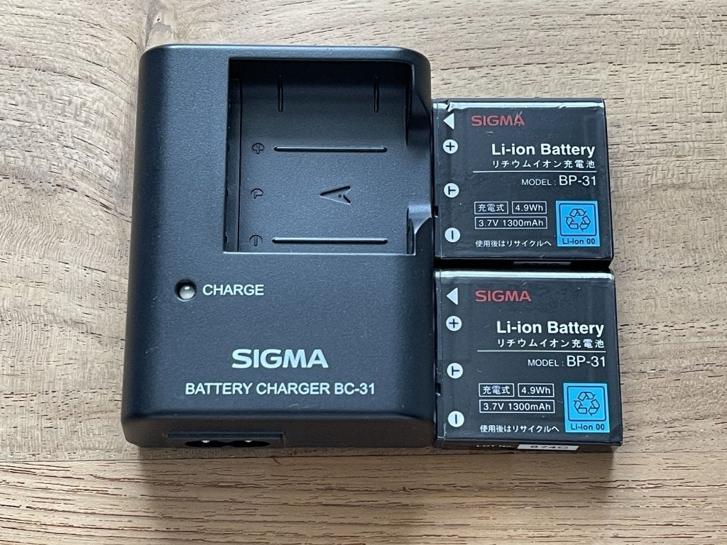 Sigma DP1 DP2 BC-31 Originele lader 2x BP-31 accu batterijen, Ophalen of Verzenden, Gebruikt