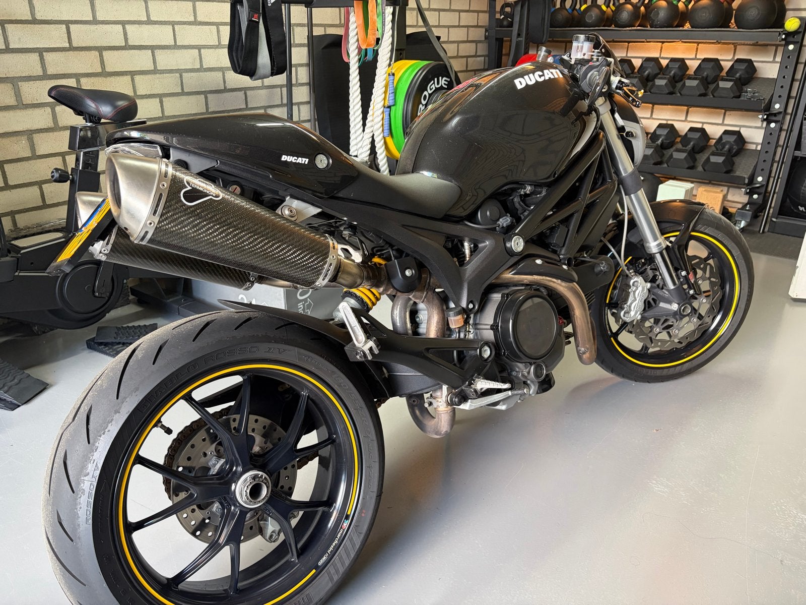 Ducati Monster 1100 ZWART 2009 , lage KM stand!, 2 cilinders, Sportuitlaat, Motorrijbewijs A, Gebruikt