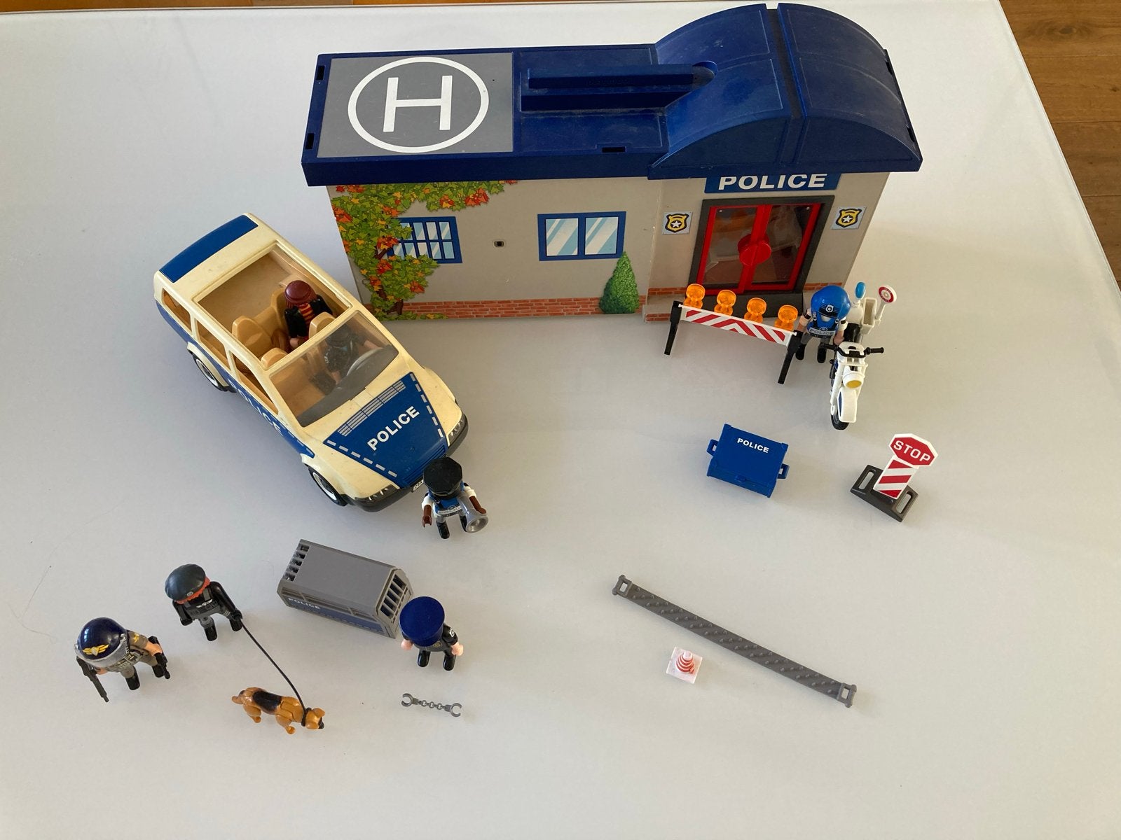 Playmobil Politiebureau, auto en figuren - Complete set, Ophalen of Verzenden, Gebruikt