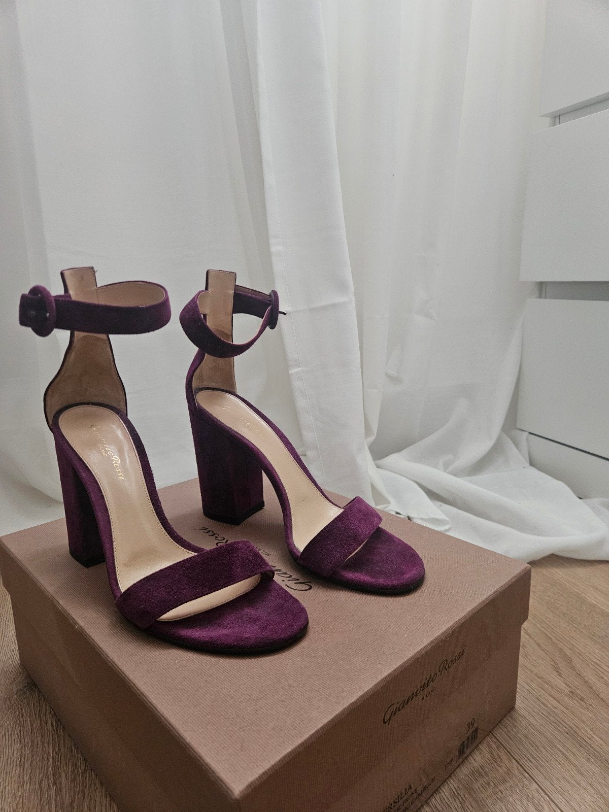 Gianvito Rossi versilia sandalettes aubergine maat 39, Kleding | Dames, Ophalen of Verzenden, Zo goed als nieuw