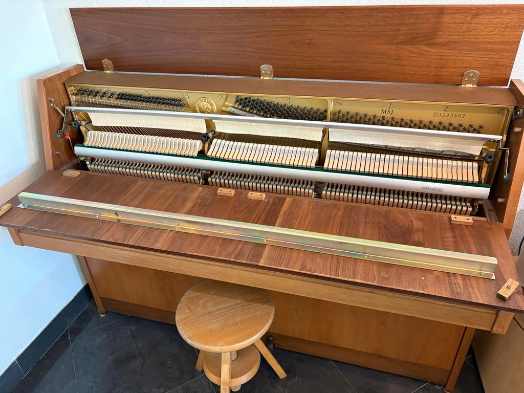 Mooie houten Yamaha studie piano met 3e pedaal en met krukje, Ophalen, Gebruikt, Bruin, Piano