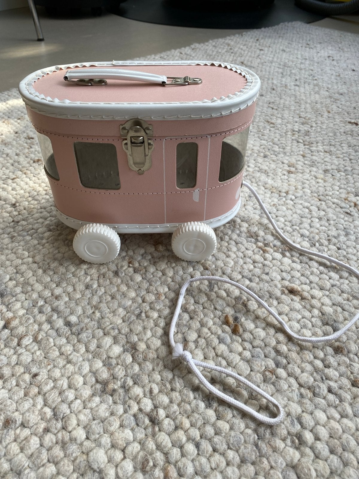 Roze speelgoedcaravan met trekkoord (eventueel met knuffels), Ophalen of Verzenden, Zo goed als nieuw, Overige typen, Met wieltjes
