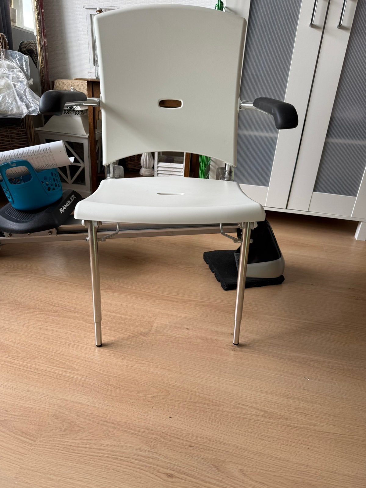 Douche stoel met wandbevestiging, Huis en Inrichting, Badkamer | Badkamermeubels, Ophalen, Overige typen, 50 tot 100 cm, Zo goed als nieuw