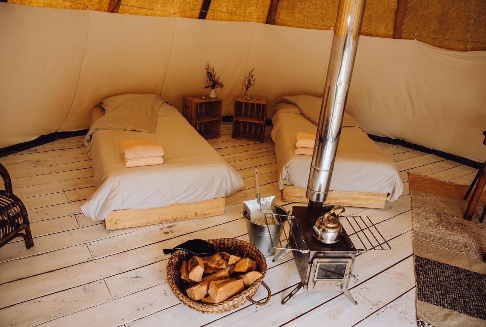 Bosjuweel tipi tenten (9 stuks) incl. inrichting, Caravans en Kamperen, Ophalen of Verzenden, Gebruikt, Tot en met 4