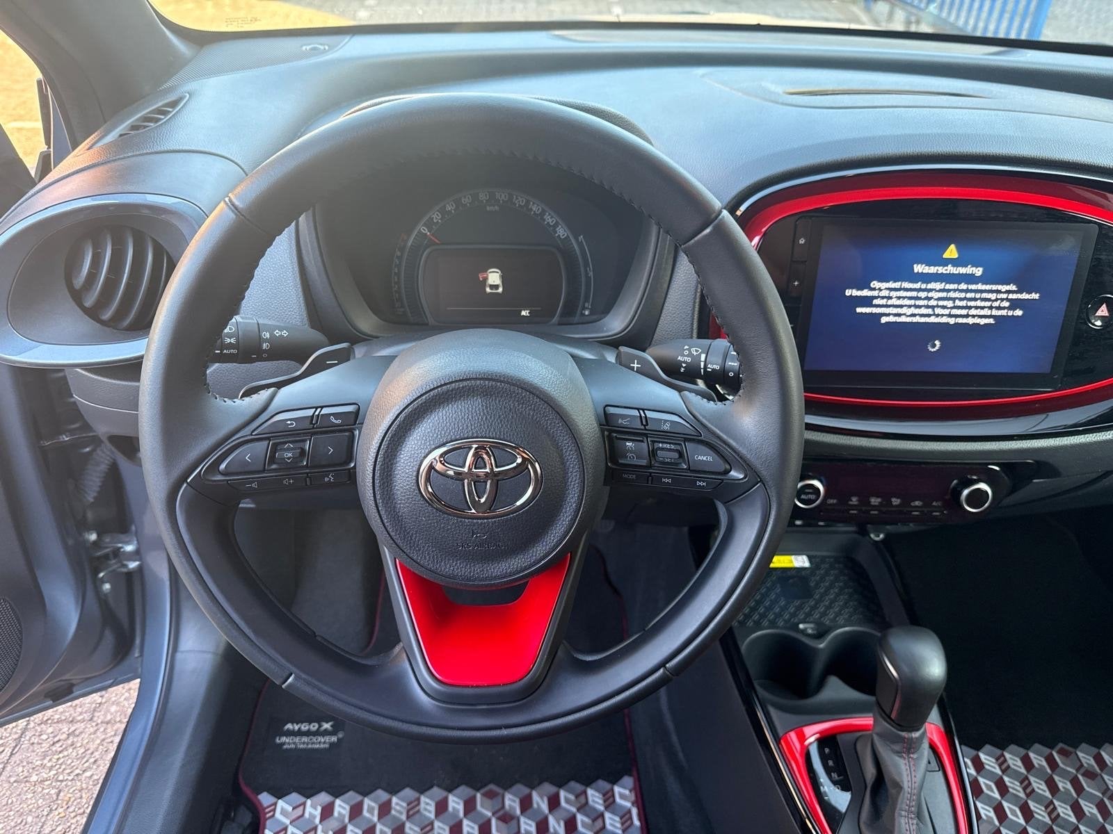 Toyota Aygo X 1.0 Vvt-i MT 72pk 2023 Grijs, Auto's, Voorwielaandrijving, 4 stoelen, Handgeschakeld, 3 cilinders