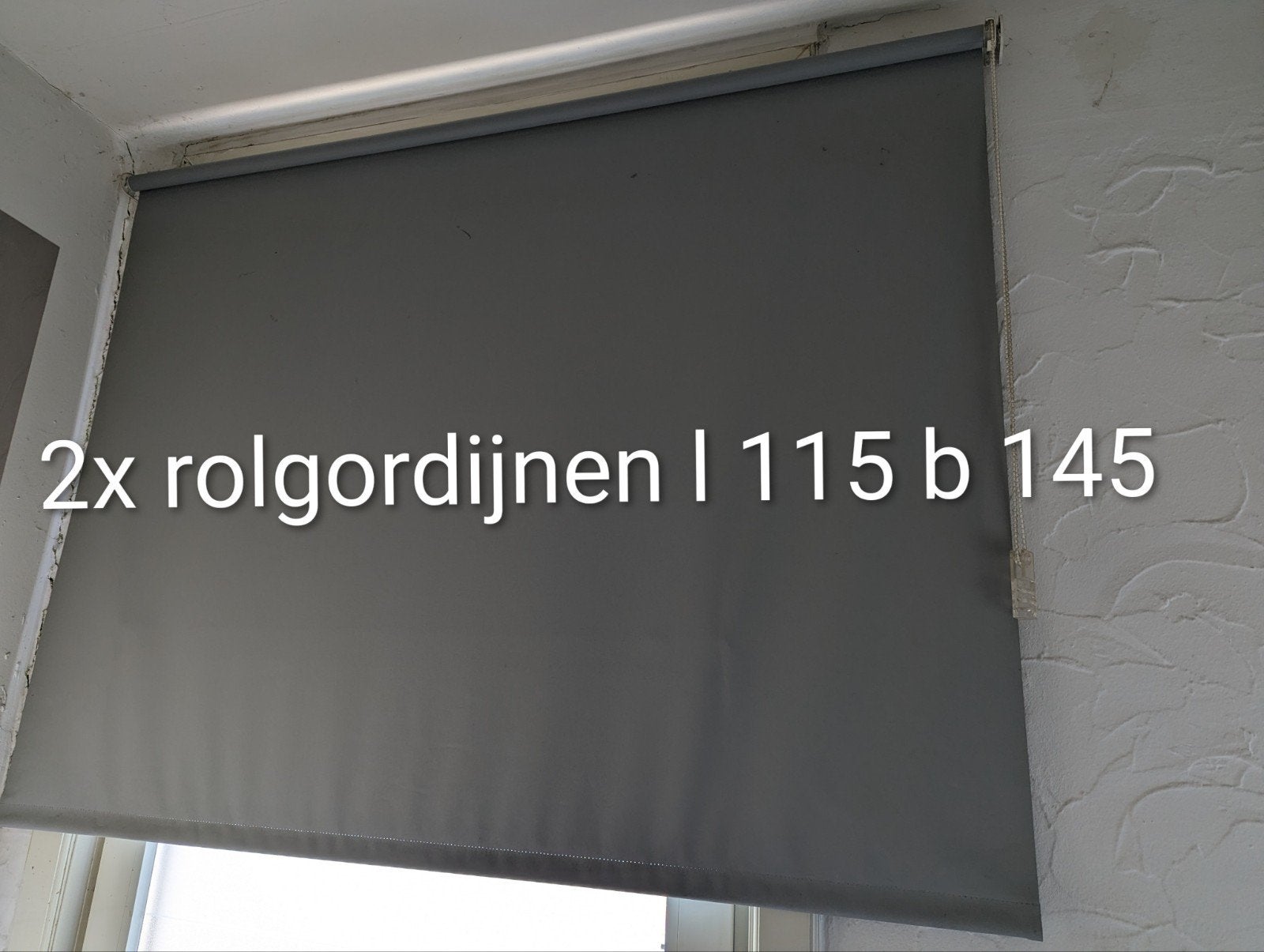 Te koop: 2x Rolgordijn kleur grijs h 115 cm. B 145, Ophalen, Gebruikt, Rolgordijn, 145 cm