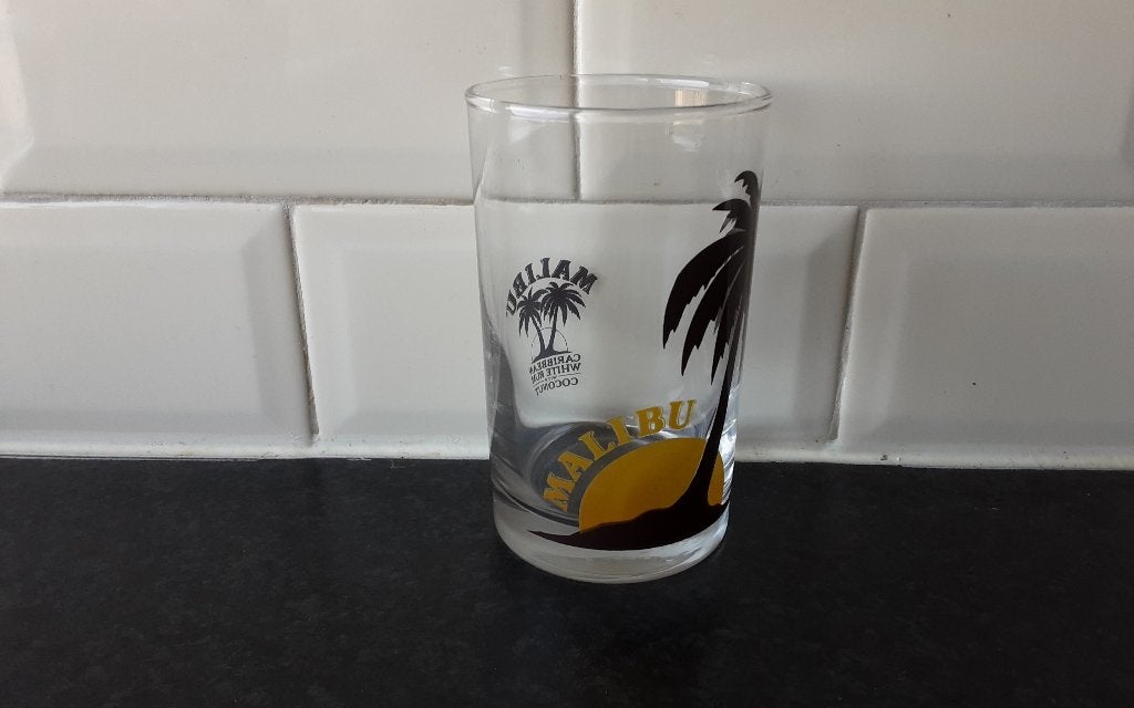 MALIBU GLAS (GELE ZON), coconut, Verzamelen, Glas en Borrelglaasjes, Ophalen of Verzenden, Zo goed als nieuw, Borrel- of Shotglas