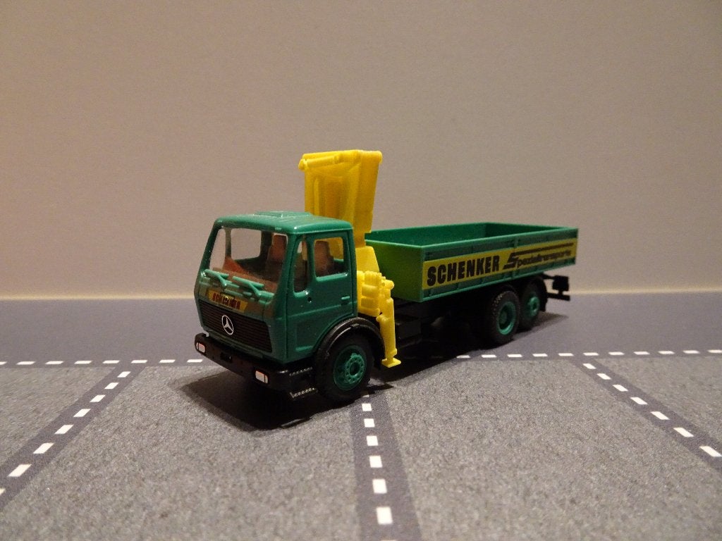 983 herpa mercedes sk schenker speziall + kraan 1:87 truck, Hobby en Vrije tijd, Modelauto's | 1:87, Ophalen of Verzenden, Zo goed als nieuw